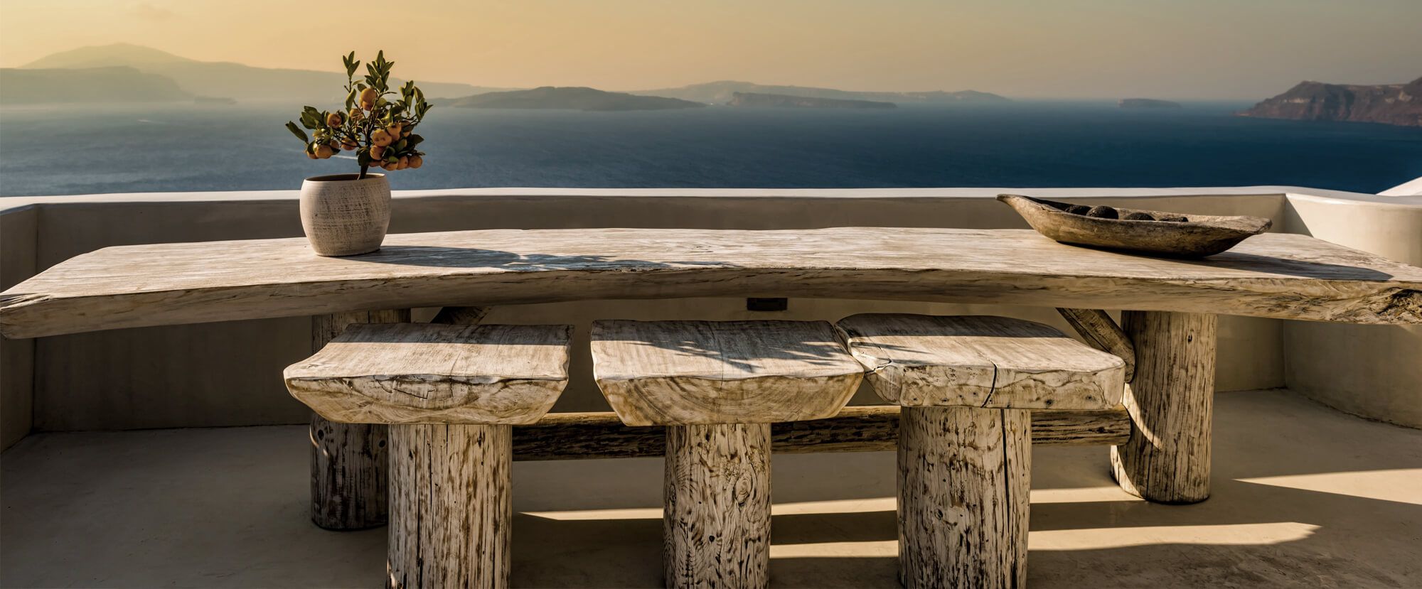 Diseño de mobiliario. Mesa para comedor exterior con vistas al mar realizada con madera maciza por e20 Arquitectos