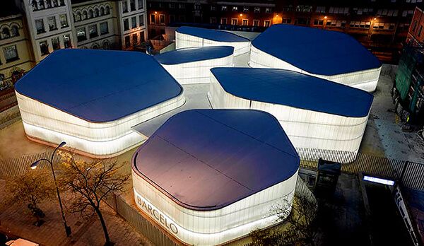 E20 Estudio - Arquitectura efímera - Vista aérea actual y de noche del mercado Barcelón de Madrid, diseñado por Tuñón y Mansilla