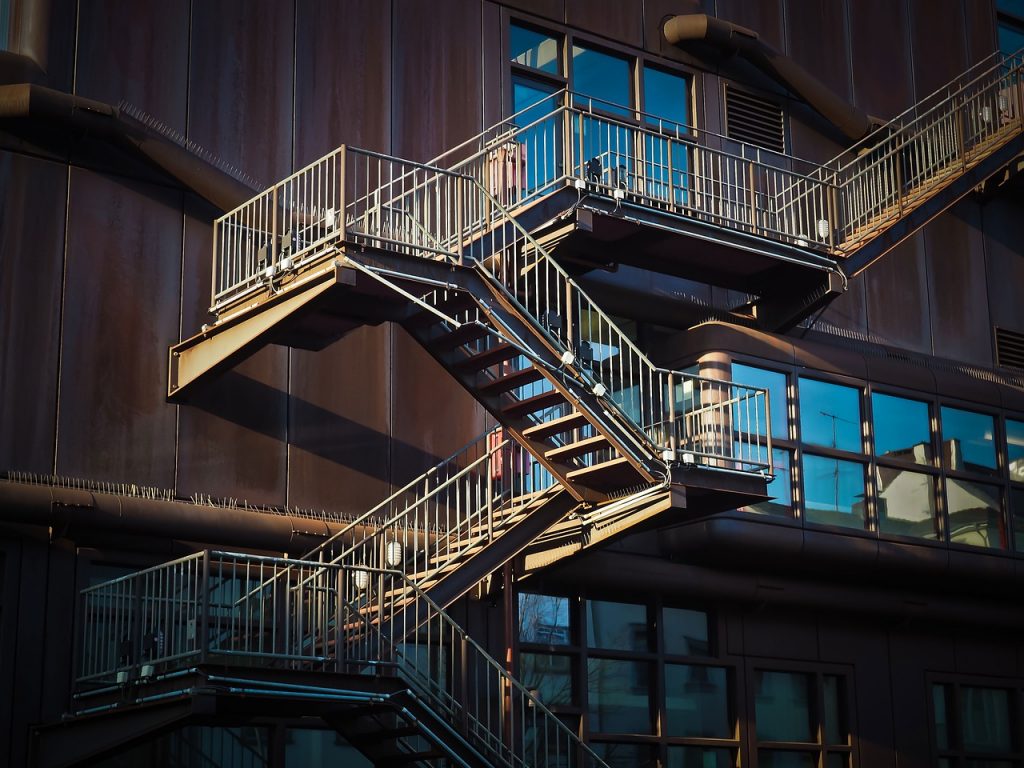 Escalera con estructura de acero